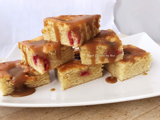 Blondie de chocolate blanco y frambuesas con glaseado de panela