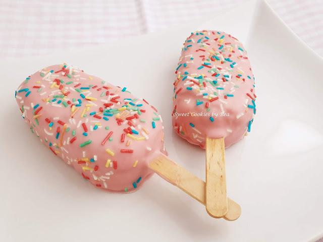 Cakesicle de crema de cacahuete con cobertura de chocolate blanco