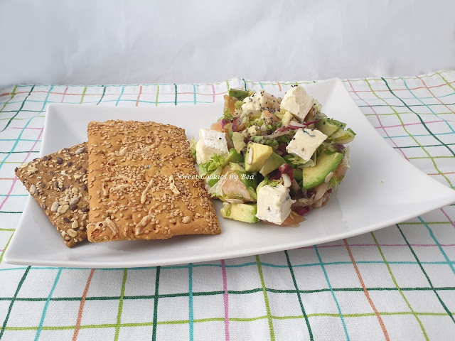 Ensalada de aguacate, salmón y queso