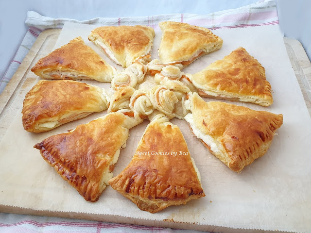 Pastel hojaldrado de salmón y queso crema