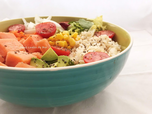 Poke de arroz integral y salmón