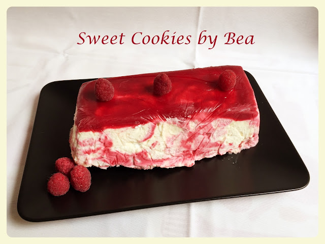 Semifrío con vetas de frambuesas