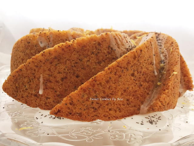 Bundt cake de limón con aguacate y semillas de amapola