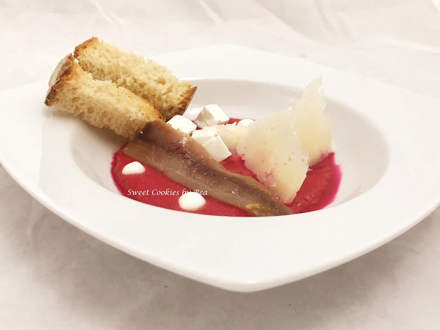 Anchodina con gazpacho de remolacha
