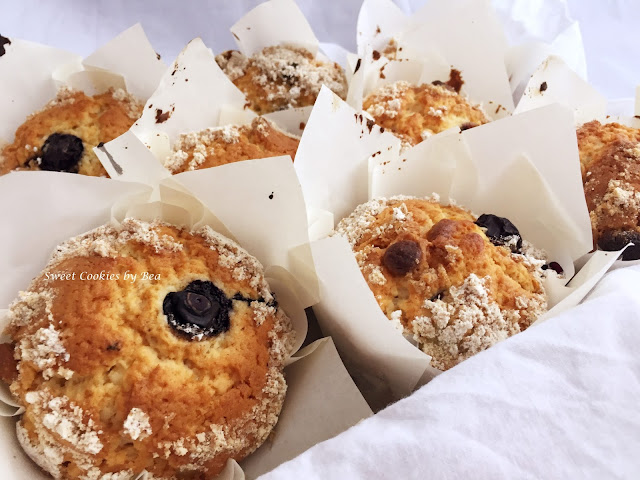 Muffins de arándanos y chips de chocolate blanco con streusel
