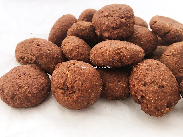 Galletas de espelta de plátano con crema de avellanas y algarroba