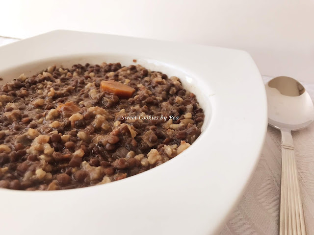 Lenteja beluga con arroz integral y verduritas en olla lenta