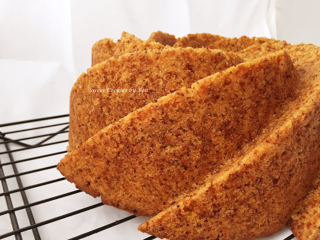 Bundt cake semi integral de naranja, nata y semillas de amapola