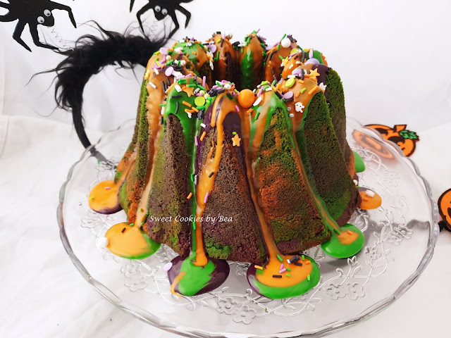 Bundt cake de nata montada y glaseado de chocolate blanco para Halloween