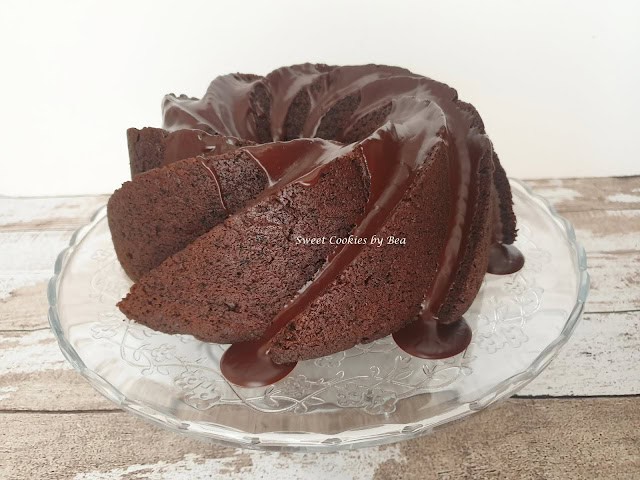 Bundt Cake de algarroba y aguacate con cobertura de chocolate