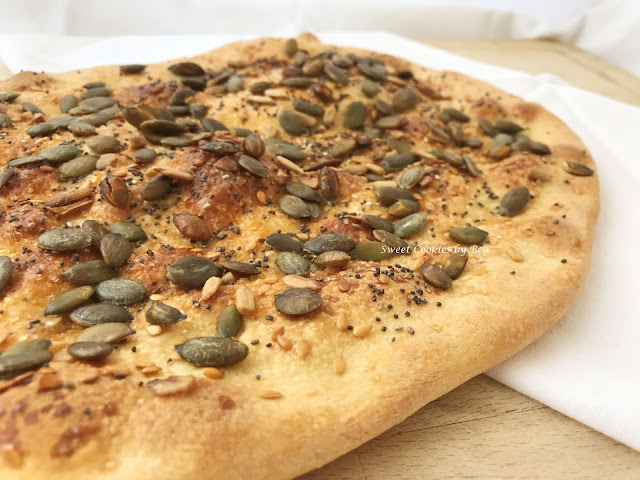 Pan de coca dulce con semillas