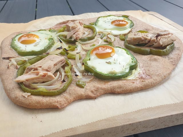 Coca integral con bonito y huevo