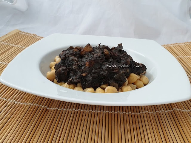 Garbanzos con calamar en su tinta y algo más