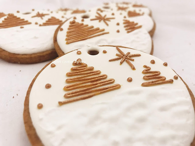 Galletas decoradas con glasa para una mesa de Navidad