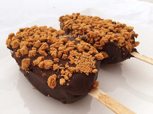 Helado bombón de cheesecake con ciruela