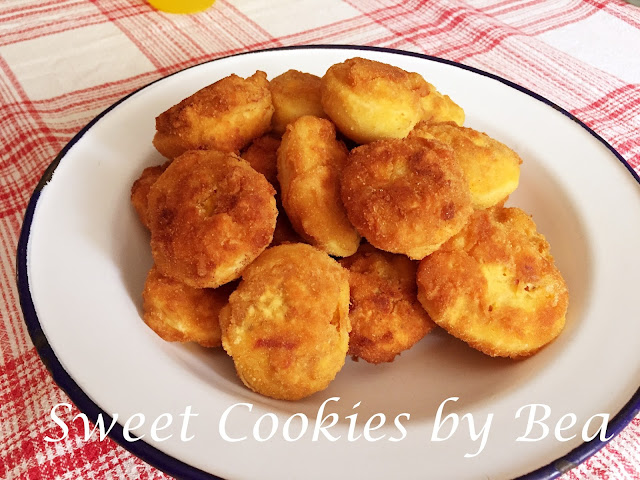 Huevos rellenos rebozados