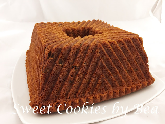 Bundt cake de miel con uva pasas