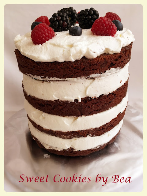 Naked cake de chocolate con frutos rojos