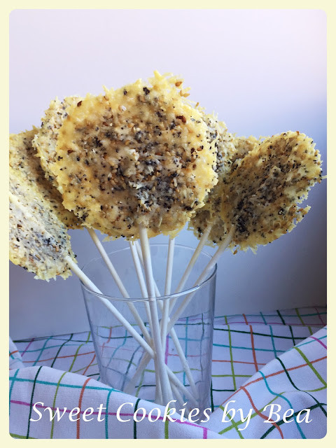 Piruletas de parmesano y semillas de amapola