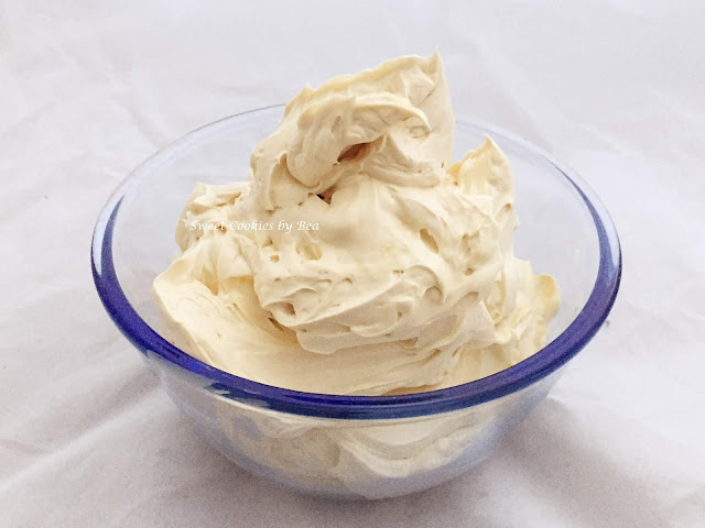 Crema de mantequilla de merengue suizo (SMBC) de almendra tostada casera