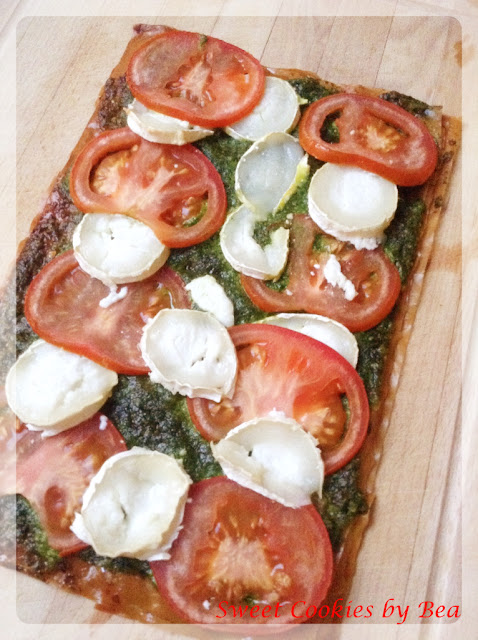 Pizza fina con queso de cabra y pesto