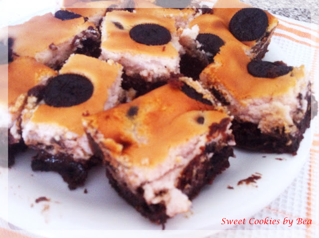 Brownie de chocolate y oreo con cobertura de tarta de queso