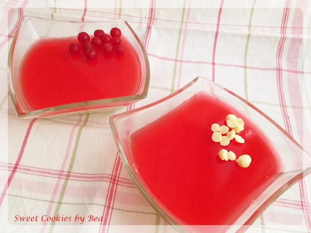 Panacotta de vainilla y yogurt con gelatina de fresas
