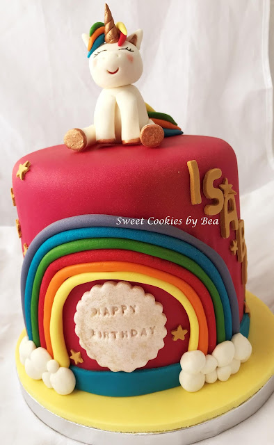 Tarta arcoiris con unicornio de fondant