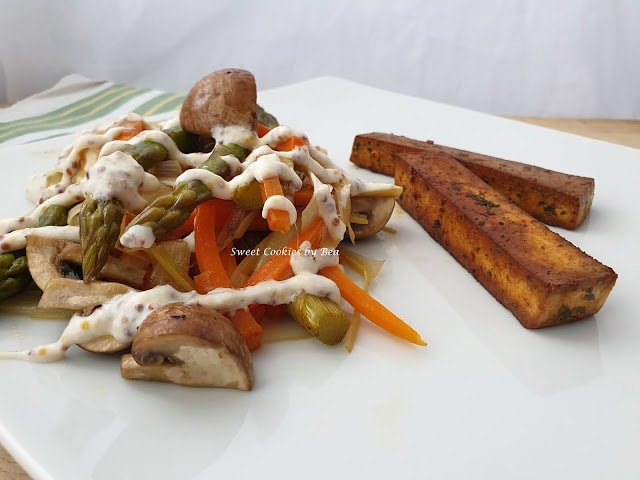 Verduras en papillote acompañadas de salsa de mostaza y tofu macerado